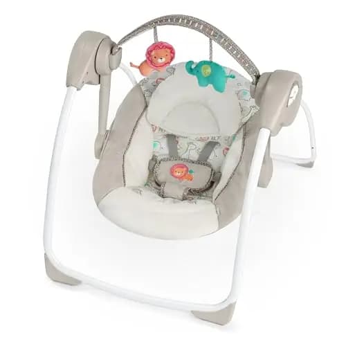 Ingenuity, Columpio Compacto y Plegable Cozy Kingdom - 6 Velocidades de Balanceo, 12 Melodías Calmantes, Arco de Juego Desmontable, 2 Juguetes de Peluche, Arnés de 5 Puntos, Desde Recién Nacido