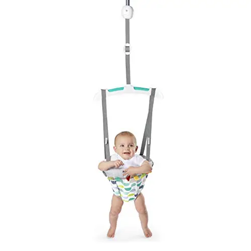 Bright Starts, Playful Parade Saltador de Puerta para Bebé con Correa Ajustable, 6 Meses y Más, Peso Máximo 26 lbs.