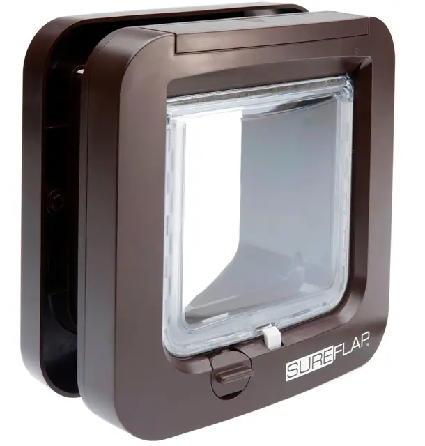 Gatera SureFlap Sure Petcare con Lector de Microchip y Placas de identificación RFID; para Puertas, Ventanas y Paredes; marrón; Necesita 4 Pilas AA (no Incluidas); Accesorios de Montaje por Separado.