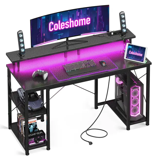 Coleshome Escritorio Gaming con LED, 120x50cm Mesa Gaming con 2 Enchufes y 2 Puertos USB, Escritorios Ordenador con Estantería para Oficina en Casa, Fibra de Carbono Negra