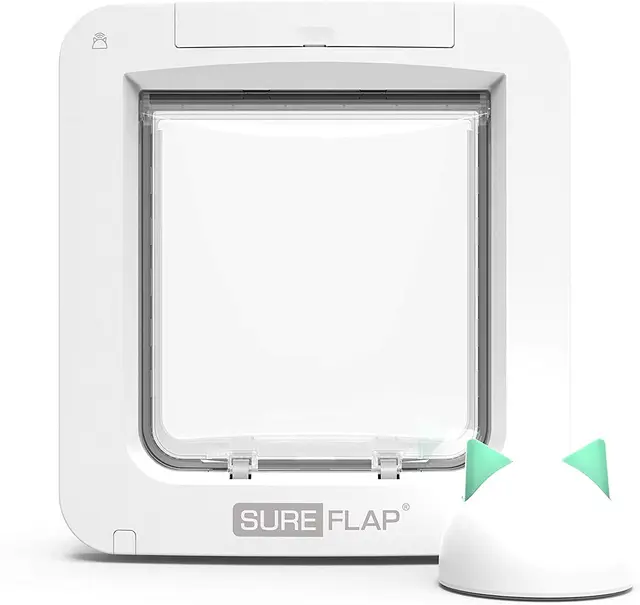 Puerta de mascotas SureFlap Connect Sure Petcare con lector de microchip y hub conector; aplicación; toque de queda; gatos y perros pequeños; puerta, ventana y pared; blanca; 4 pilas C (no incluidas).