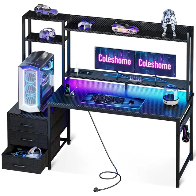 Coleshome Escritorio Gaming con Estanteria y Cajones, 137x48cm Mesa Gaming con Iluminación LED & Toma de Corriente, Escritorios para PC con Repisas de Almacenamiento, Negro Fibra de Carbono