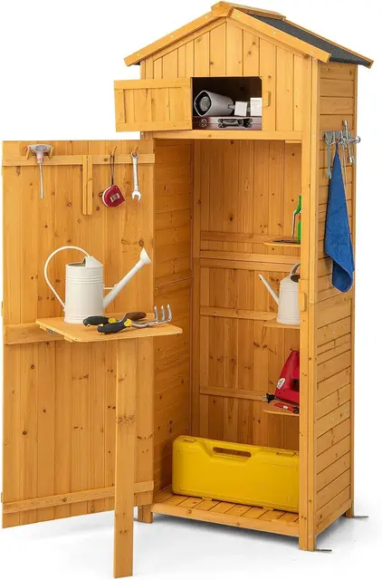 FANTASK Armario de jardín de madera con mesa plegable y puerta, caseta resistente a la intemperie, cobertizo de herramientas con 8 ganchos, cobertizo de madera con techo a dos aguas, armario de jardín